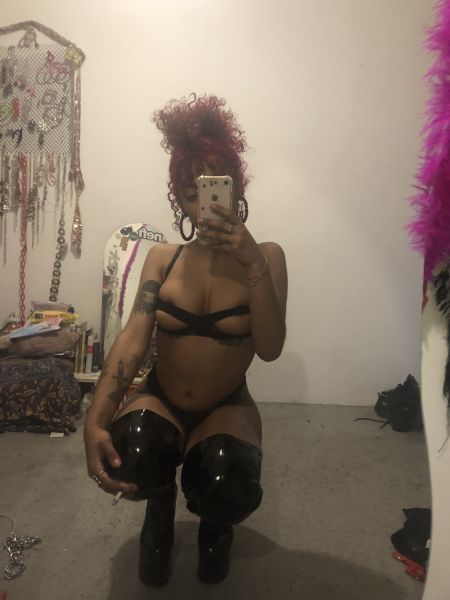 Holu me presento denuevo soy Dharma!Tengo 23 añitos y estoy en busca de alguien que quiere divertirse un poco conmigo, voy a domicilio y hotel y cobro por encuentro,dejo un poquito del contenido que tengo así se quedan con ganas de más…🥰
