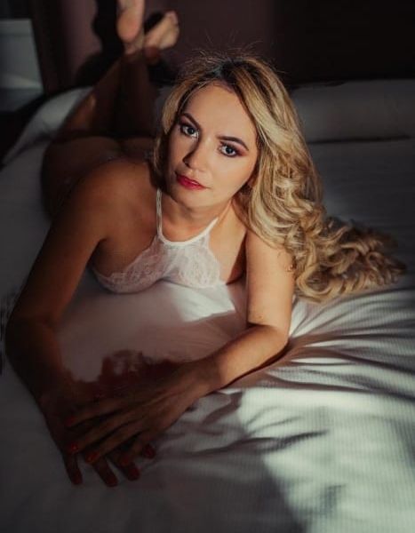 Exclusive-luxury courtesan: only for distinguished gentlemen! Thank you for visiting my profile and take the time to get to know a little more about me. I believe it with the desire to give you the most accurate description of myself. A true luxury escort before meeting in a more intimate setting. What you see is just a sample of what I can offer…my name is Solanguie-I'm Latina! A Colombian girl I am naturally beautiful with an incredible figure long legs angelic face and beautiful eyes, with a very beautiful look full red lips and a charming smile. I am an elegant girl with soft and