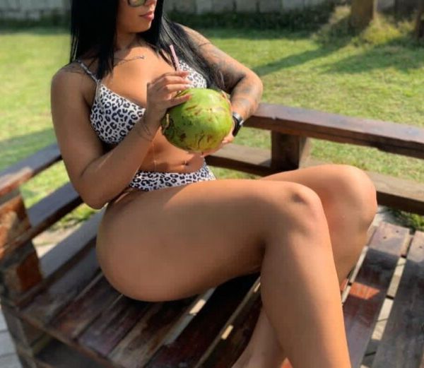 Simpática, dona de um sorriso encantador, adora turismo e ir para barzinhos, tem um bumbum lindo! Ela vai te proporcionar momentos prazerosos que deixarão saudades, quer saber mais? Mande sua mensagem e combine seu encontro!Horário de atendimento: 24 horas.Cachês: R$ 500,00.